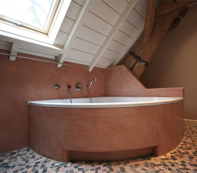 Tadelakt and ceramic bathtub